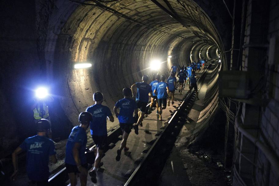 Sono stati trecento i partecipanti alla Discovery Underground Barcelona 2014 che ha avuto luogo nei tunnel della metropolitana catalana nelle prime ore del mattino, prima dell&#39;inizio delle corse (Epa/Alejandro Garcia)